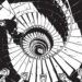 página interna do livro com escada em espiral um homem descendo a escada em uma perspectiva de cima para baixo