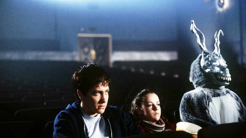 Cena do filme Donnie Darko com o protagonista, sua namorada o coelho gigante que o acompanha